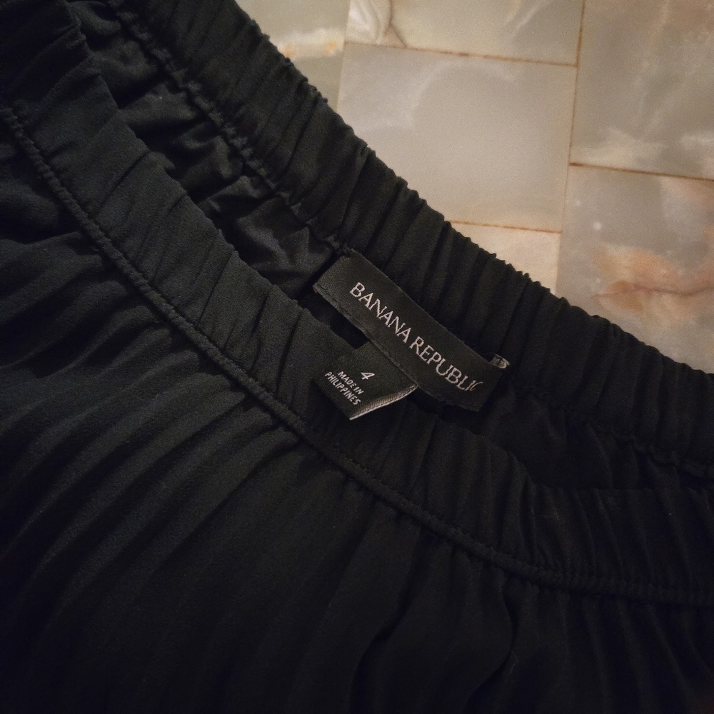 Banana Republic Black Pleated Skirt Elastic Waist Fully Lined Size 4 - Picture 3 of 6